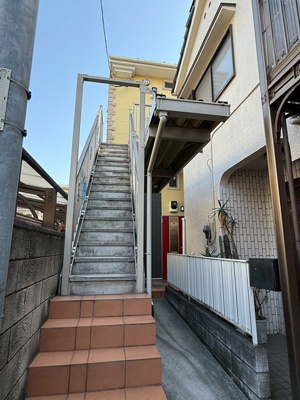 【その他共用部分】 | ユナイトMocaRooms | 階段を上がった2階にお部屋があります☆