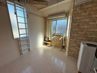 【洋室】 | ユナイトMocaRooms | 南東向き洋室5.2帖☆三面採光の角部屋です！天井が高く開放感のあるお部屋です☆