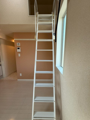 【寝室】 | ユナイトMocaRooms | 南東向き洋室5.2帖☆ロフトスペースがあります♪荷物をたっぷり収納できてお部屋がすっきり片付きます☆