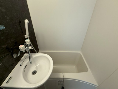 【洗面所】 | ユナイトMocaRooms | バスルームにある洗面台です！鏡の前で身支度ばっちりできちゃいます◎