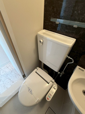 【トイレ】 | ユナイトMocaRooms | バスルームにあるトイレは温水洗浄便座付き！水廻りのお掃除が一気にできちゃいますね☆
