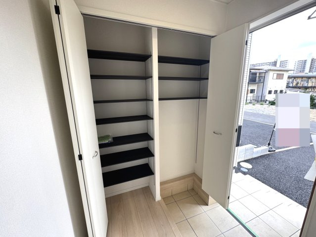クレイドルガーデン貝塚市地藏堂第1新築分譲住宅の玄関|家族全員分の靴を収納できる大容量の玄関収納◎【1号棟】