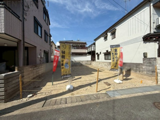 駐車スペースは2台可能（間口が8.2メートルと広く開放的）