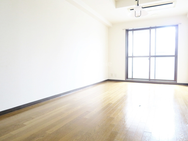 駒込Ｋ＆Ｍビルの居間・リビング|7.5帖の広々洋室！