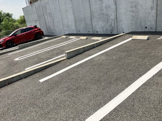 Crest（クレスト）の駐車場