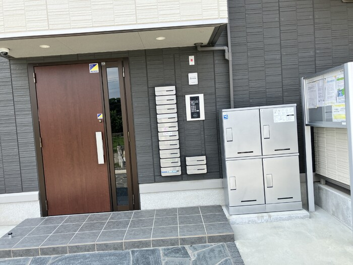 Crest（クレスト）のエントランス