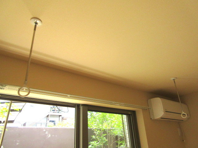 武蔵関泉ハイツの居間・リビング|★雨の日でも安心の室内物干しフック★