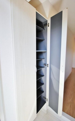 【玄関】 | ONZE MARINA TABATA | 明るい玄関です