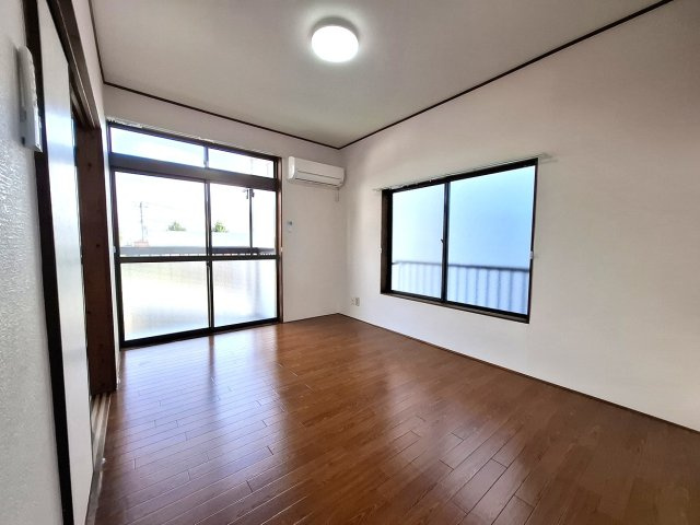 【洋室】 | ハイツ相武 | ２面窓で明るさ有り、風通しの良いお部屋です。和室があると落ち着いた雰囲気になりますね