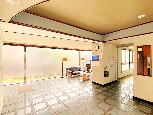 熱海アビタシオン3号棟のエントランス