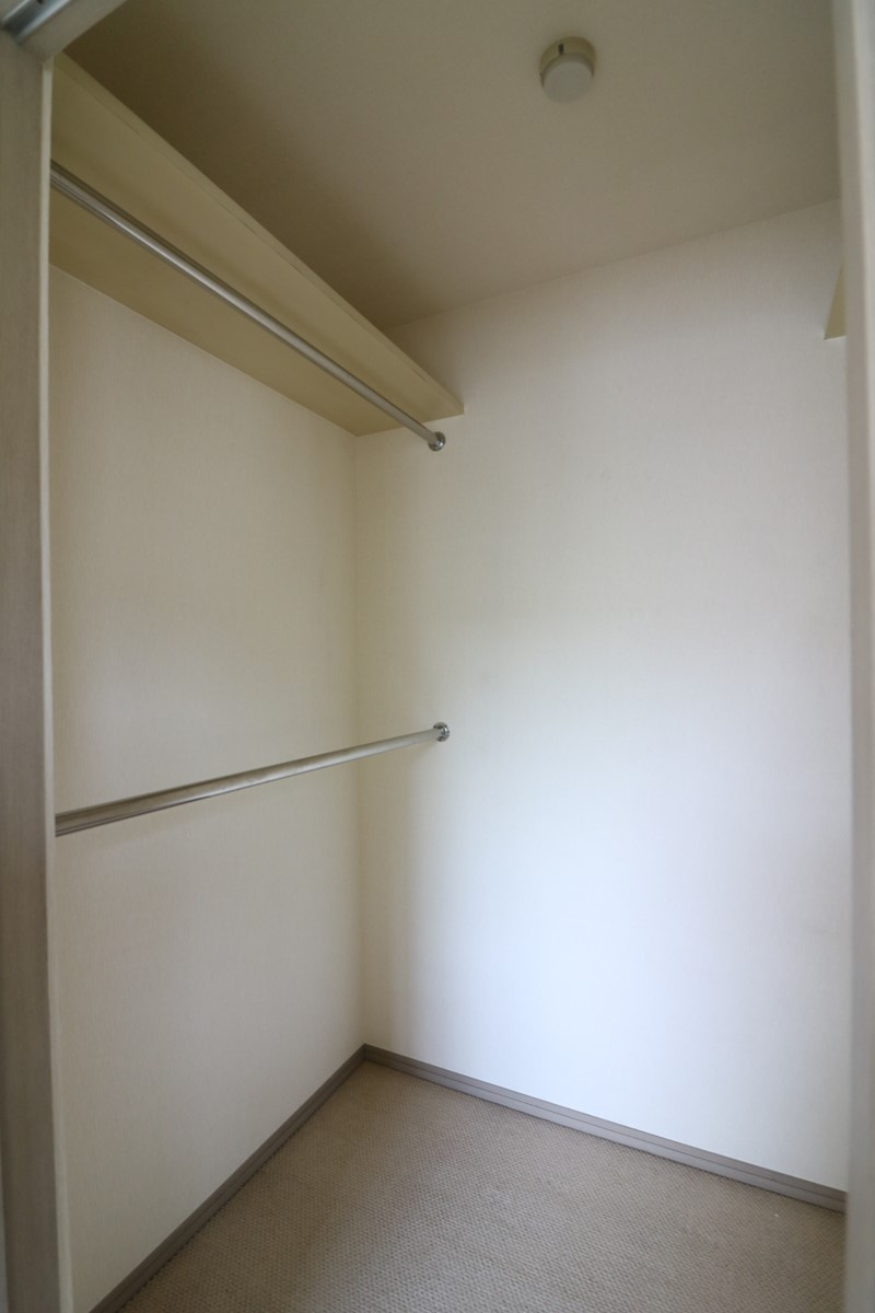真ん中のお部屋のウォークインクローゼットです。