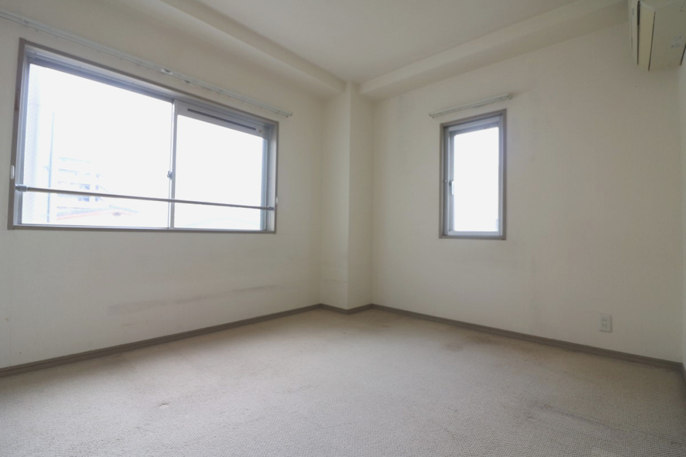 LDK側の6帖の洋室です。