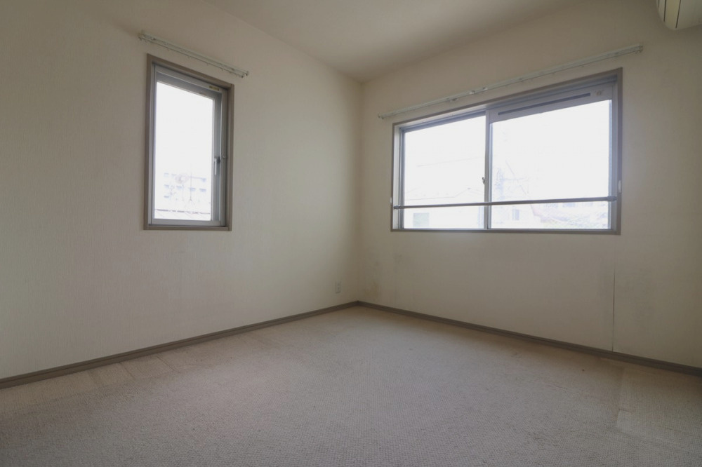 真ん中の6帖の洋室です。