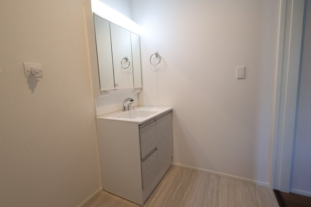 《仲介手数料無料》上尾市大字大谷本郷871-2新築一戸建てグラファーレの独立洗面台|撮影日 2025年11月28日 10:50 晴れ