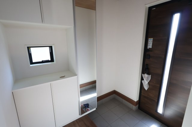 《仲介手数料無料》上尾市大字大谷本郷871-2新築一戸建てグラファーレの玄関|撮影日 2025年11月28日 10:50 晴れ