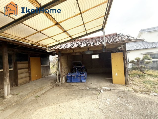 神戸市西区神出町宝勢　中古戸建の駐車場|●年中無休：当日予約可●お車は5台程お停めいただけます！もちろん自転車、バイク等も楽々駐車可能です♪