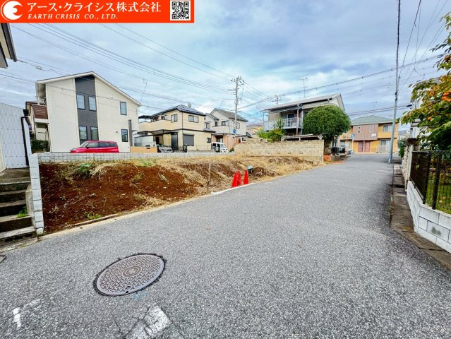 【前面道路含む現地写真】 | 柏市あかね町　全2区画 | 新しい家が増えても、空の広さはそのまま。春には桜、夏には青空、秋にはやわらかな光。季節ごとに表情を変える街で、長く暮らせる安心を。