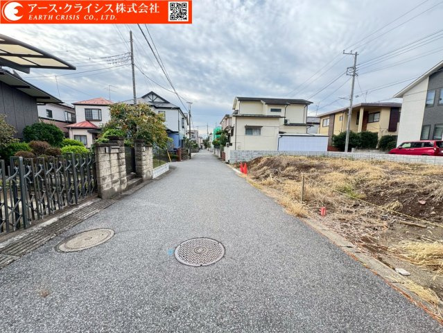 【前面道路含む現地写真】 | 柏市あかね町　全2区画 | お気に入りのハウスメーカーや工務店で建築可能。デザインも間取も自由に決められるので、「自分たちらしい暮らし」を実現できます。日常に便利さと穏やかさを兼ね備えてた、立地はいかがでしょうか。