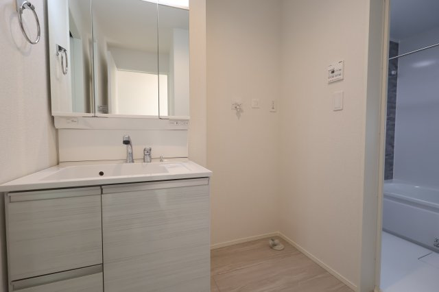 《仲介手数料無料》上尾市大字大谷本郷871-2新築一戸建てグラファーレの独立洗面台|撮影日 2025年11月28日 11:00 晴れ