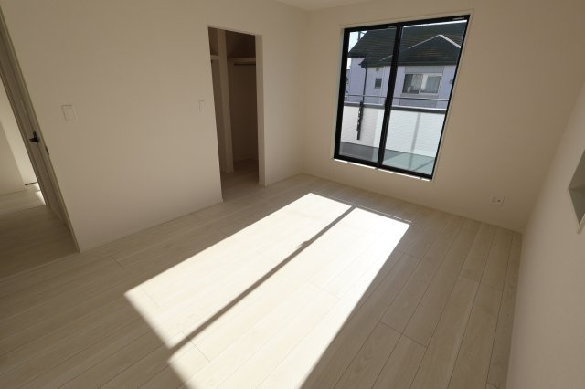 《仲介手数料無料》上尾市大字大谷本郷871-2新築一戸建てグラファーレの洋室|撮影日 2025年11月28日 11:00 晴れ