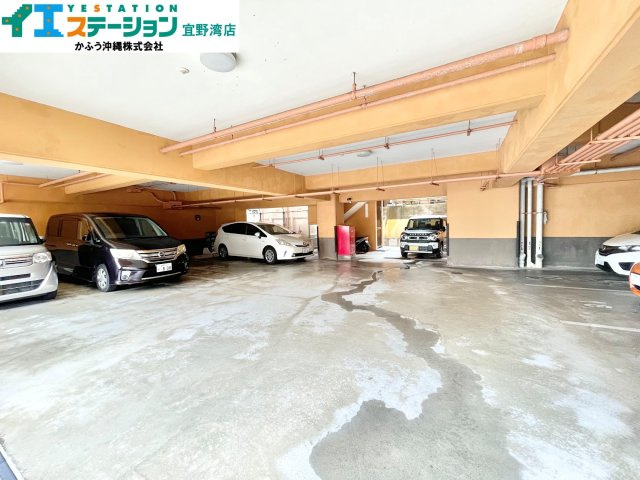 ライオンズマンション真志喜の駐車場