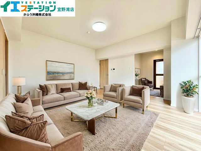 ライオンズマンション真志喜の居間・リビング|AI加工にて家具を配置したイメージ画像です。