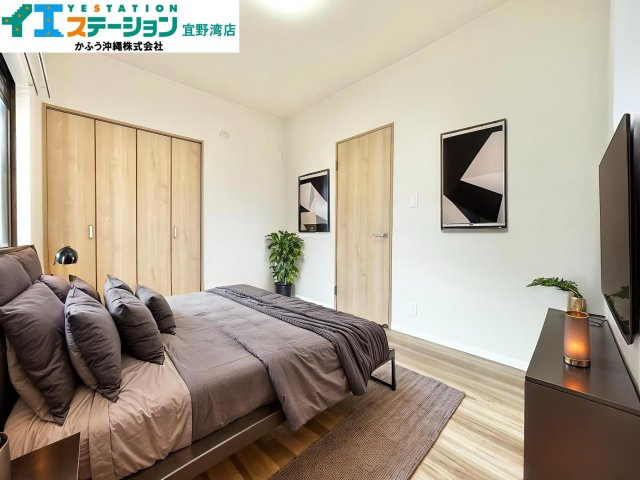 ライオンズマンション真志喜の洋室|AI加工にて家具を配置したイメージ画像です。