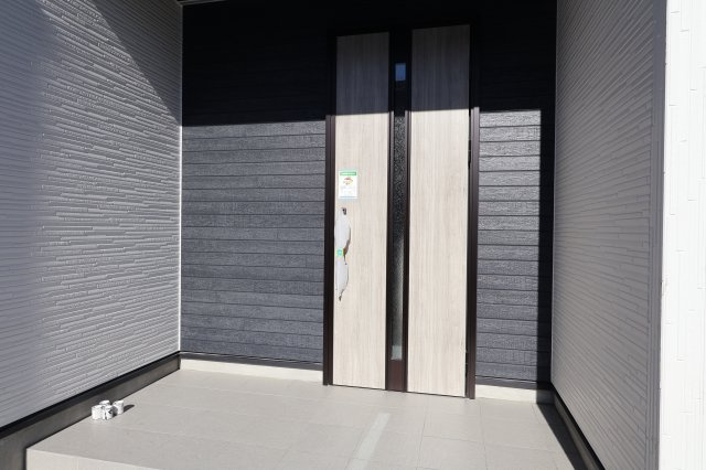 《仲介手数料無料》上尾市大字大谷本郷871-2(3号棟)新築一戸建てグラファーレの玄関|撮影日 2025年11月28日 11:00 晴れ