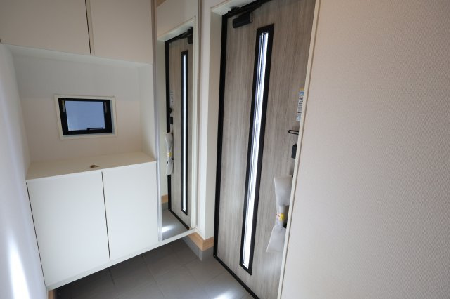 《仲介手数料無料》上尾市大字大谷本郷871-2(3号棟)新築一戸建てグラファーレの玄関|撮影日 2025年11月28日 11:00 晴れ