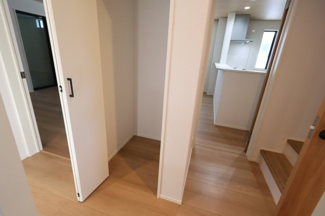 《仲介手数料無料》上尾市大字大谷本郷871-2(3号棟)新築一戸建てグラファーレの収納|撮影日 2025年11月28日 11:00 晴れ