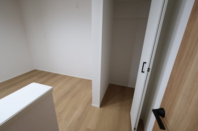 《仲介手数料無料》上尾市大字大谷本郷871-2(3号棟)新築一戸建てグラファーレの収納|撮影日 2025年11月28日 11:00 晴れ