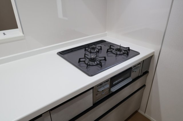 《仲介手数料無料》上尾市大字大谷本郷871-2(3号棟)新築一戸建てグラファーレのキッチン|撮影日 2025年11月28日 11:00 晴れ