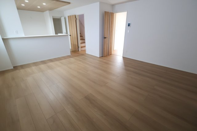 《仲介手数料無料》上尾市大字大谷本郷871-2(3号棟)新築一戸建てグラファーレの居間・リビング|撮影日 2025年11月28日 11:00 晴れ