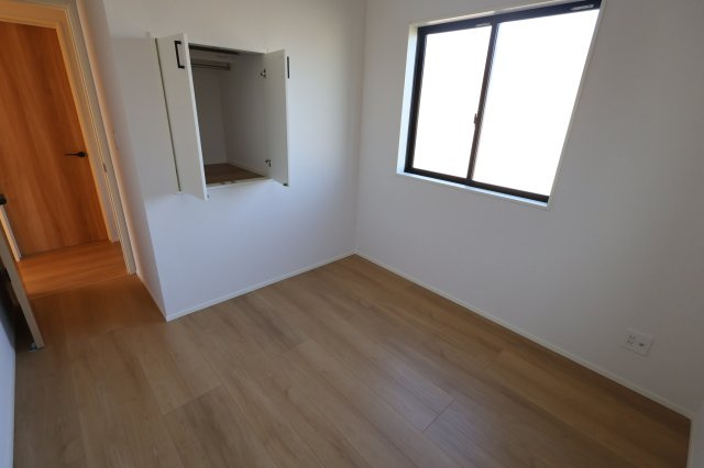 《仲介手数料無料》上尾市大字大谷本郷871-2(3号棟)新築一戸建てグラファーレの洋室|撮影日 2025年11月28日 11:00 晴れ