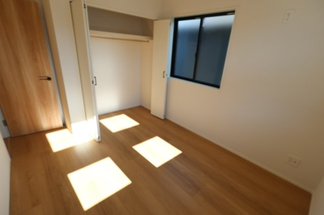 《仲介手数料無料》上尾市大字大谷本郷871-2(3号棟)新築一戸建てグラファーレの洋室|撮影日 2025年11月28日 11:00 晴れ