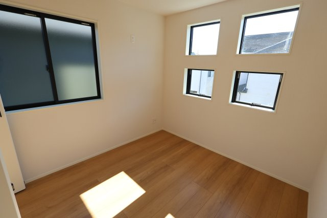 《仲介手数料無料》上尾市大字大谷本郷871-2(3号棟)新築一戸建てグラファーレの洋室|撮影日 2025年11月28日 11:00 晴れ