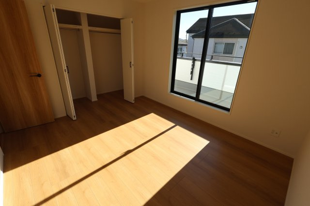 《仲介手数料無料》上尾市大字大谷本郷871-2(3号棟)新築一戸建てグラファーレの洋室|撮影日 2025年11月28日 11:00 晴れ