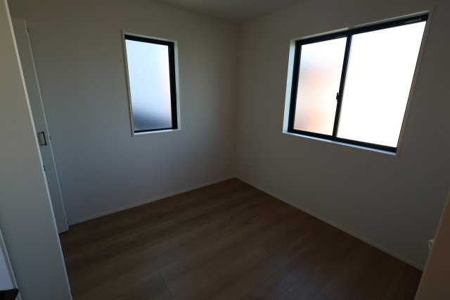 《仲介手数料無料》上尾市大字大谷本郷871-2(3号棟)新築一戸建てグラファーレの洋室|撮影日 2025年11月28日 11:00 晴れ