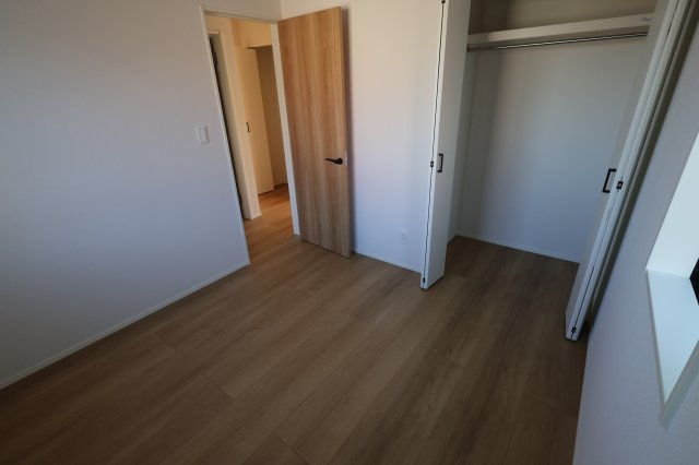 《仲介手数料無料》上尾市大字大谷本郷871-2(3号棟)新築一戸建てグラファーレの洋室|撮影日 2025年11月28日 11:00 晴れ