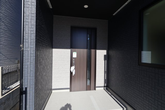 《仲介手数料無料》上尾市大字大谷本郷871-2新築一戸建てグラファーレの玄関|撮影日 2025年11月28日 11:00 晴れ