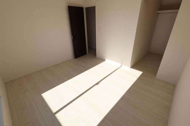 《仲介手数料無料》上尾市大字大谷本郷871-2新築一戸建てグラファーレの洋室|撮影日 2025年11月28日 11:00 晴れ