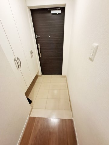 甲子園三番町ハイツの玄関