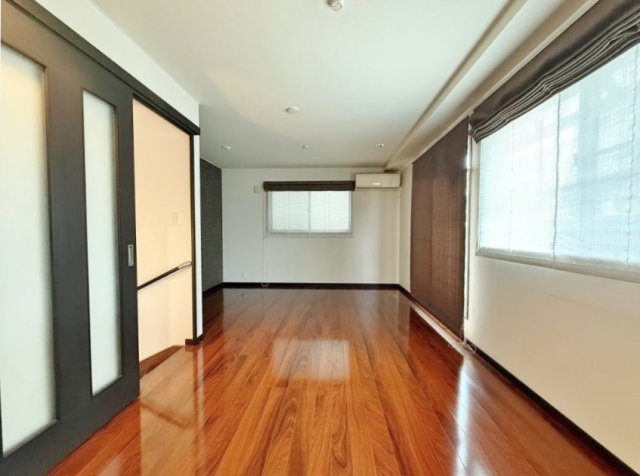 豊島区西巣鴨2丁目の居間・リビング|2階ワンフロアタイプの開放的なLDK
通風・採光にも優れ、心地よい光と風が溢れる空間
リビングには床暖房付　ご家族皆様でゆったりとお寛ぎいただけます