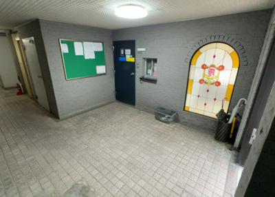 【その他共用部分】 | アートイン八王子 | マンションのエントランスには、もともと風よけや防犯の役割がありますが、マンションによって宅配ボックスなどの設備が備わっている所もあります。日々の生活をイメージしながら生活しやすさをチェックしましょう。