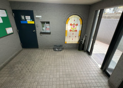 【ロビー】 | アートイン八王子 | ロビーというと、エントランスと何がちがうの？と思いますよね。実はロビーとエントランスには明確な決まりはありません。物件によっては、エントランスを入って広がるある程度の広さのある空間がロビーとなります。