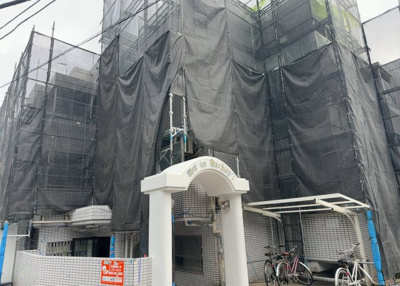 【外観】 | アートイン八王子 | 道幅が広い場所は日当たりや風通が良好です。幅が広いのですれ違いも可能ですし大きな車でも駐車可能！一方で、大型車が通ることも多くなるため交通量の増加により騒音に繋がります。また土地の値段が高くなります。