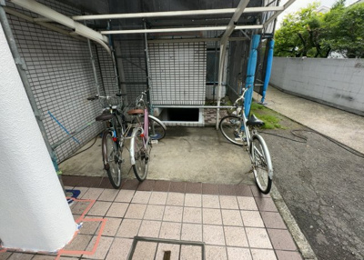 【駐車場】 | アートイン八王子 | 車一台あたりに必要なスペースは、標準サイズの普通自動車で横幅2m50cm、長さ5mは必要になります。ただし、乗降のことも考慮して横幅3m30cm、長さ5m50cmほどは確保できるところを選びましょう。