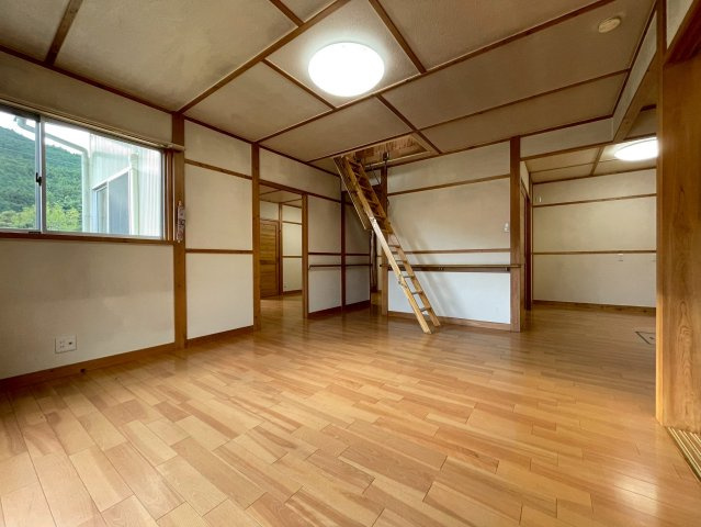 富士宮市内房　中古戸建　（130.17坪）の居間・リビング