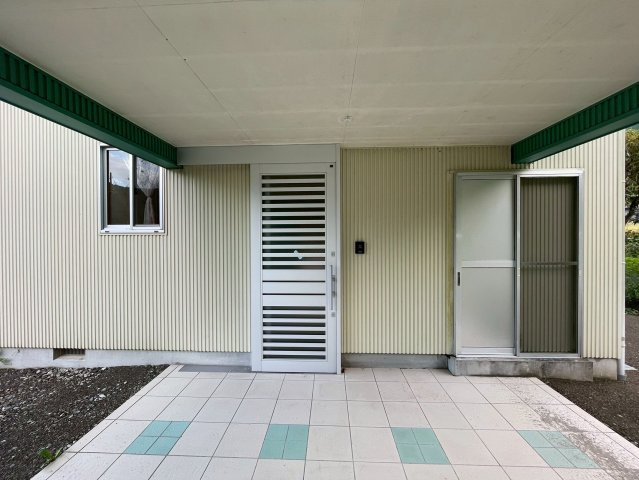 富士宮市内房　中古戸建　（130.17坪）の玄関