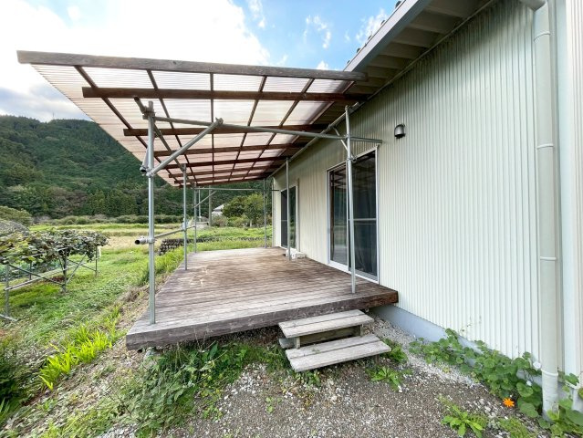 富士宮市内房　中古戸建　（130.17坪）のその他|屋根付きのウッドデッキスペース♪